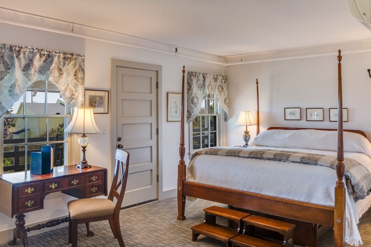 Deluxe Room, 1 King Bed | Premium bedding, in-room safe, individually decorated