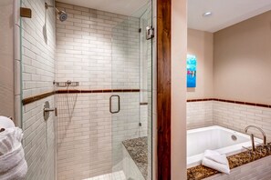 Condo, 4 chambres | Salle de bain | Ensemble baignoire-douche, baignoire à remous