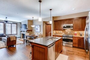 Condo, 2 Bedrooms | Private kitchen