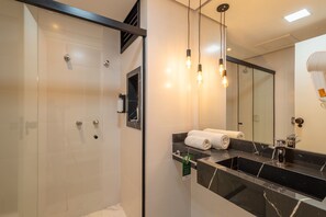 Minibar, coffres-forts dans les chambres, rideaux occultants