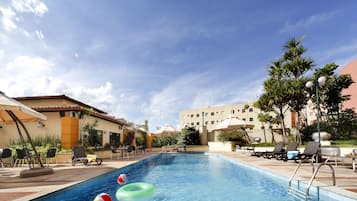 Piscina externa, funciona das 7h às 21h, guarda-sóis, espreguiçadeiras