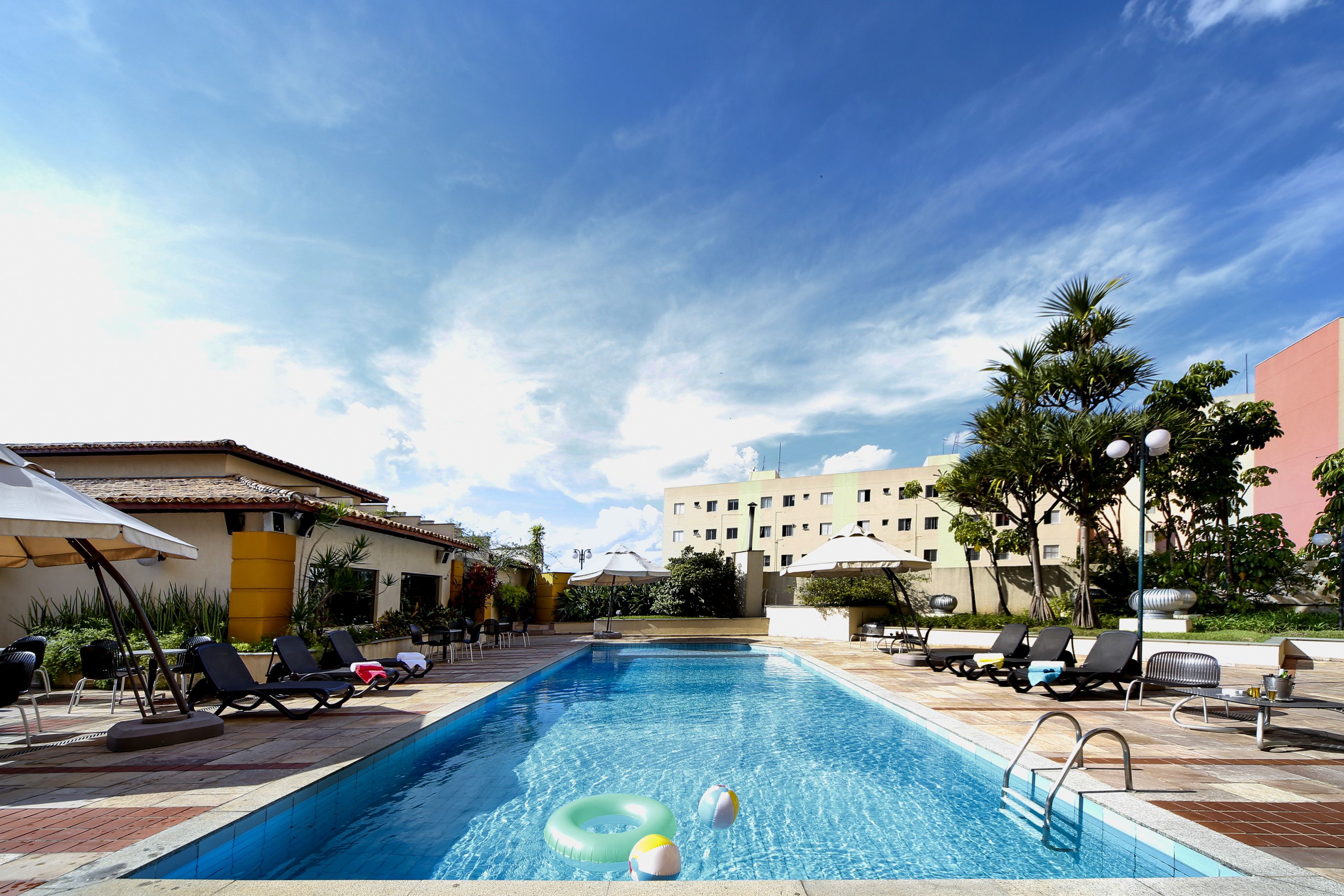 Una piscina al aire libre (de 07:00 a 21:00), sombrillas, tumbonas