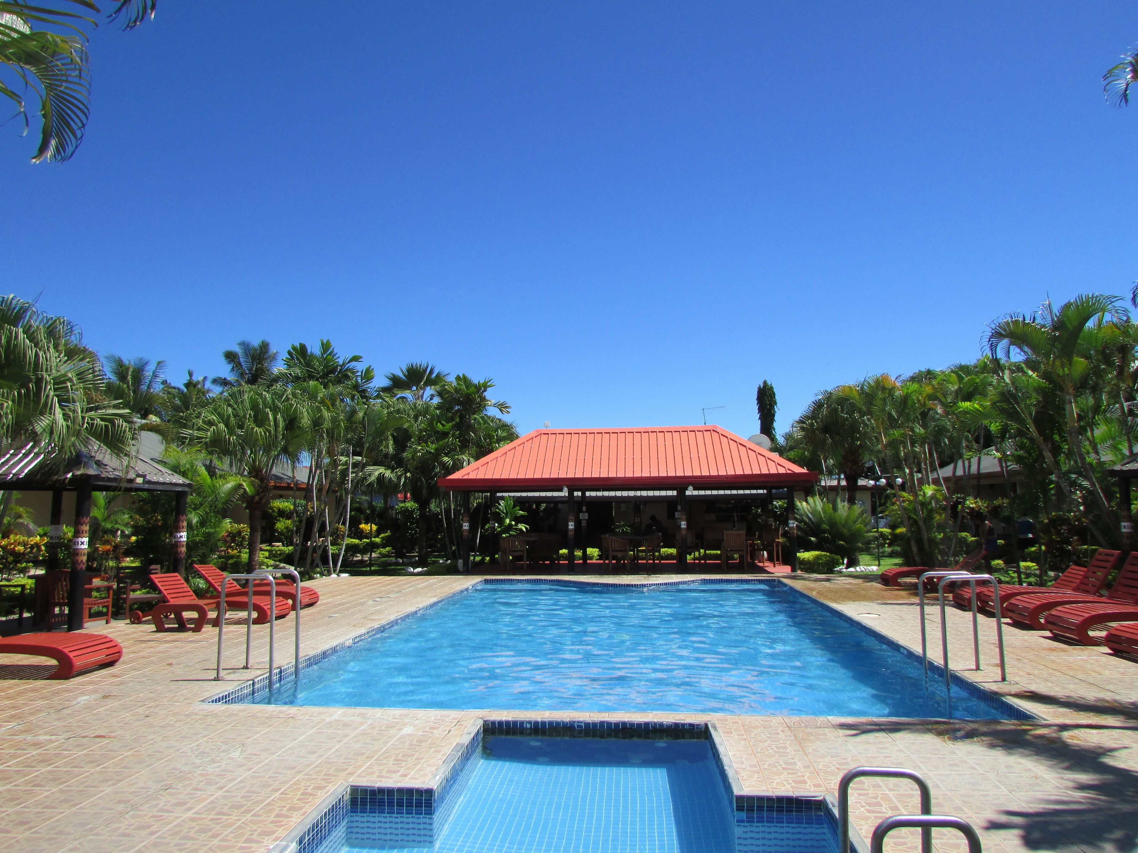 室外游泳池，09:30 至 19:00 开放，日光浴躺椅