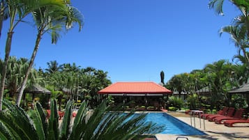 Piscina externa, funciona das 9h30 às 19h, espreguiçadeiras