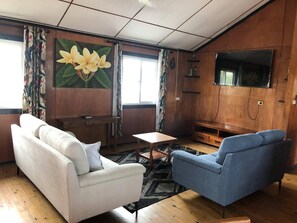 Familienzimmer, 3 Schlafzimmer | Wohnbereich | 52-Zoll-Smart-TV mit Digitalempfang