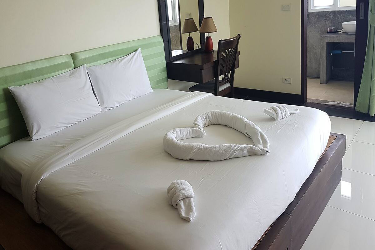 Ropa de cama de alta calidad, colchones Select Comfort y escritorio 