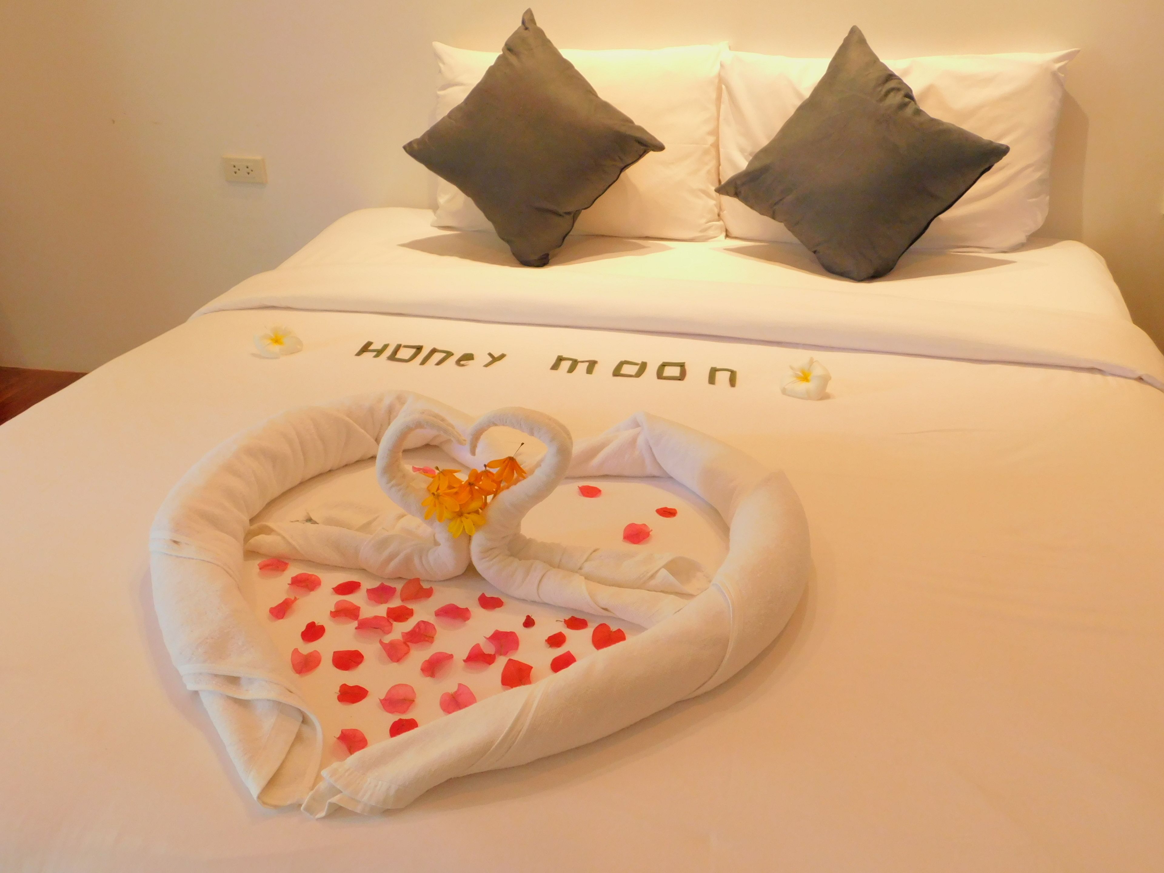 Deluxe Jacuzzi Sea View | เครื่องนอนระดับพรีเมียม, เตียง Select Comfort, โต๊ะทำงาน,  ห้องเก็บเสียง