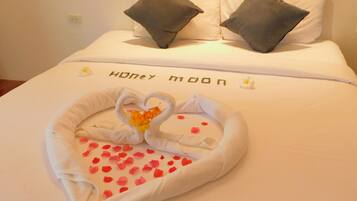 Deluxe Jacuzzi Sea View | Premium bedding, Select Comfort beds, desk, soundproofing
