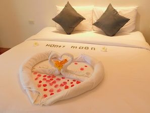 Deluxe Jacuzzi Sea View | Ropa de cama de alta calidad, camas Select Comfort y escritorio 