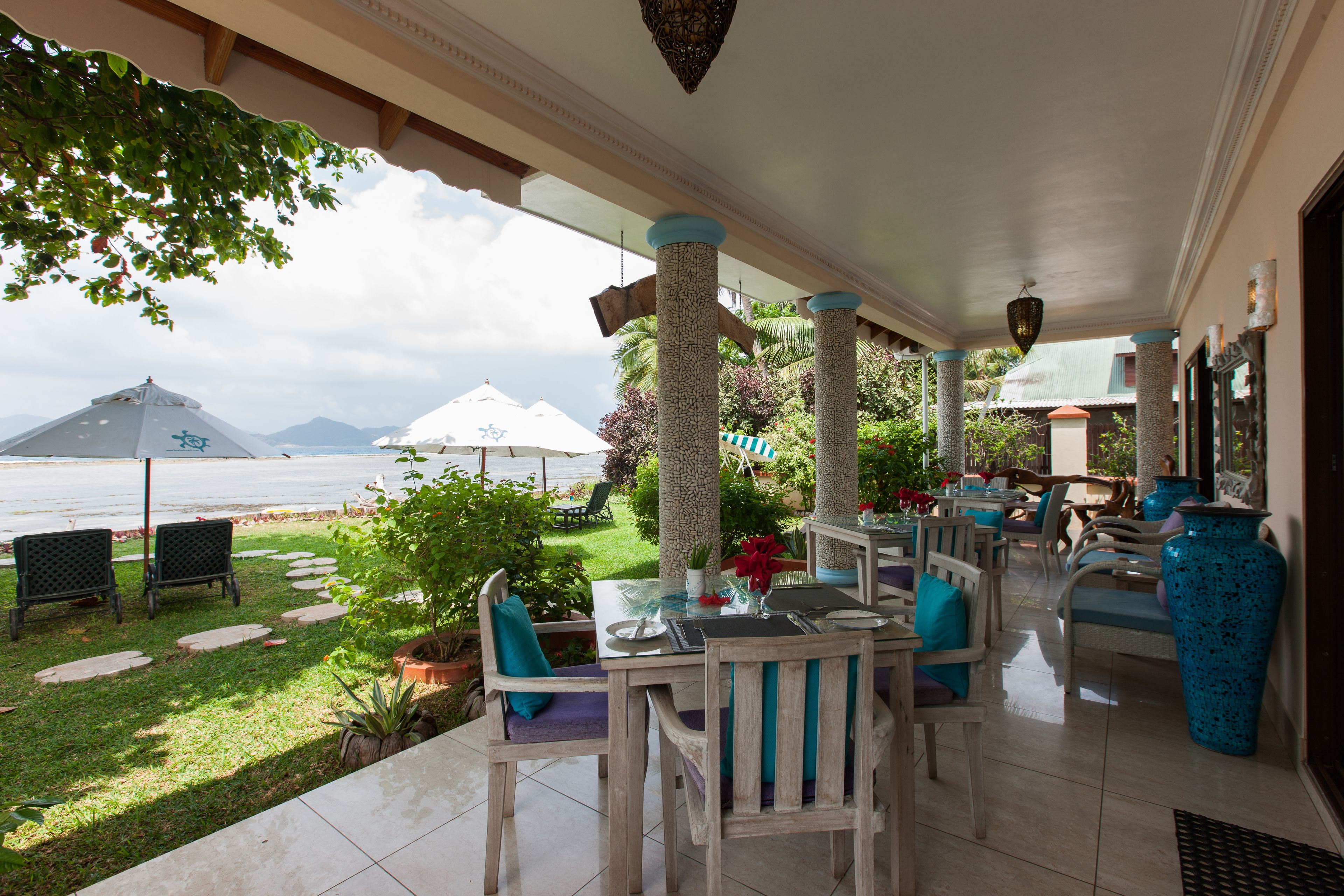 Petit déjeuner et dîner servis sur place