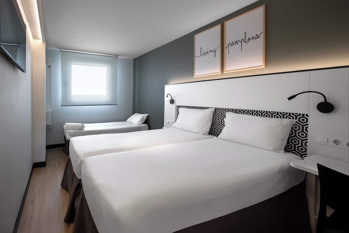 Camera tripla | 1 camera, biancheria da letto di alta qualità, copriletto in piuma