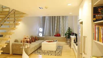 Suite Deluxe | Sala de estar | Televisión LCD y estación para iPod