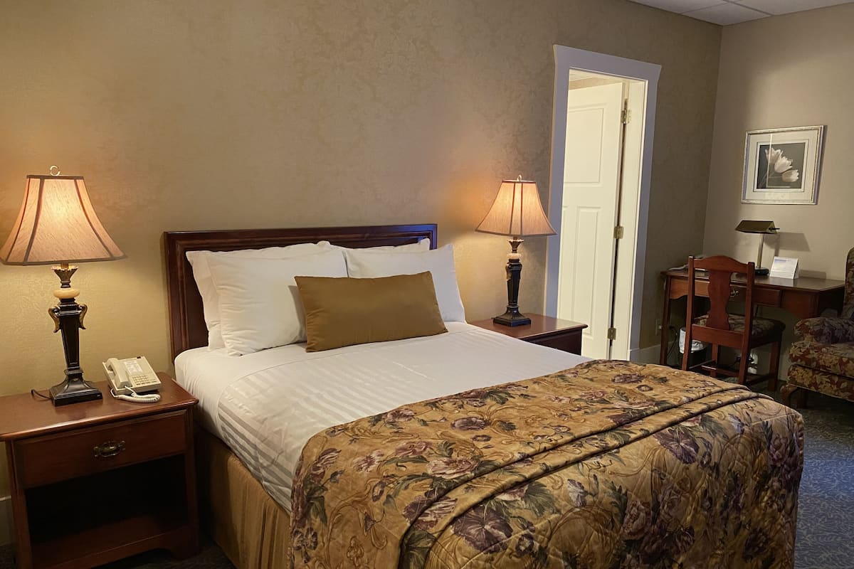 Standard Room, 1 Double Bed | Desk, free WiFi, bed sheets