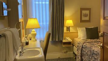 Economy-Zimmer, 1 Einzelbett, Gemeinschaftsbad | Schreibtisch, kostenloses WLAN, BettwÀsche