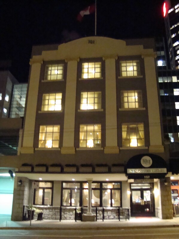 Façade de l’hébergement  – soirée/nuit