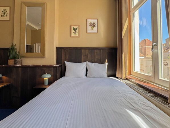 In-room safe, desk, free WiFi