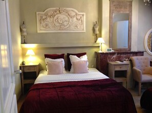 Safe på rommet, skrivebord og wi-fi (inkludert)