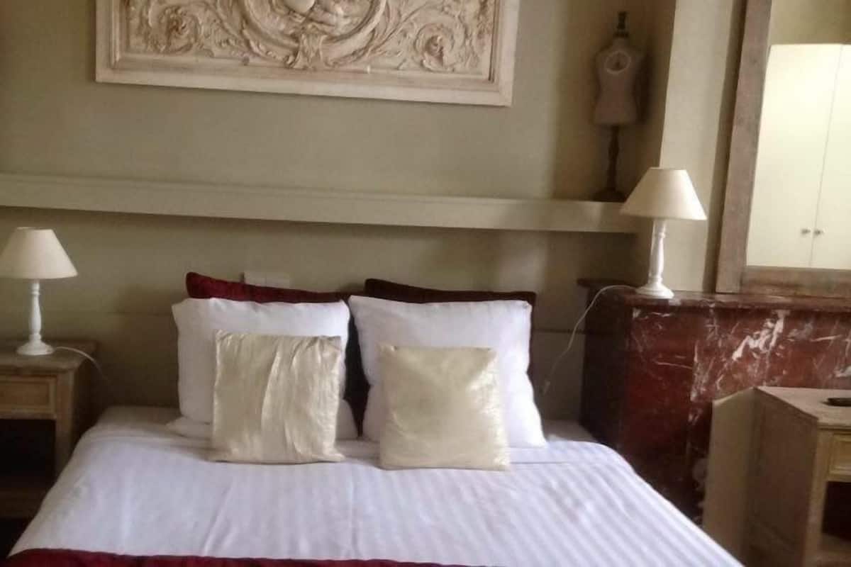 In-room safe, desk, free WiFi