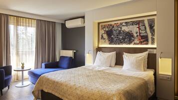 Doppia Deluxe, terrazzo | Minibar, una cassaforte in camera, una scrivania, postazione laptop