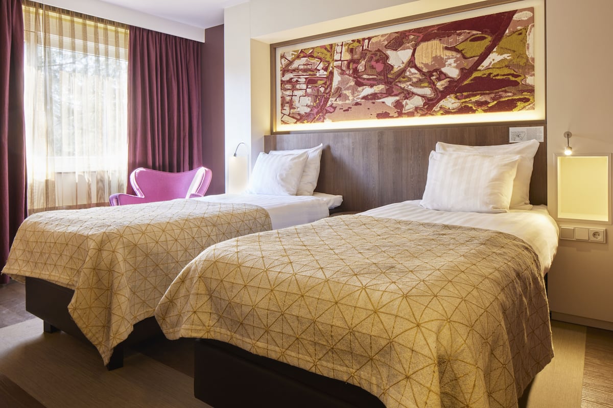 Standard Twin Room | Minibar, in-room safe, desk, laptop workspace