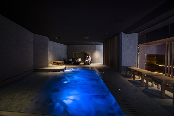 Sauna, hot tub, steam room, Turkish bath, body treatments, body scrubs