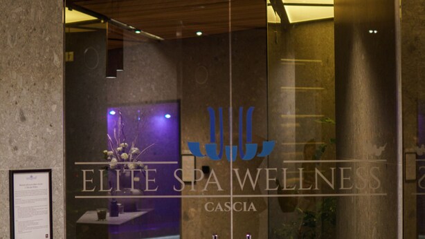 La entrada al Elife Spa Wellness, con una puerta de vidrio y un cartel con el nombre.