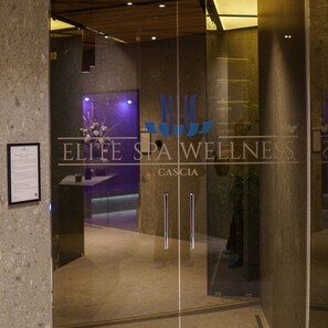 La entrada al Elife Spa Wellness, con una puerta de vidrio y un cartel con el nombre.