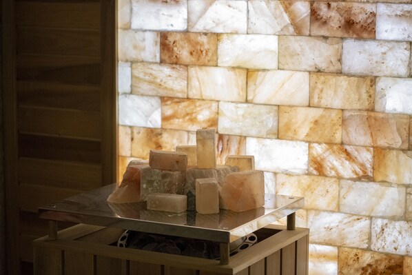 Un mueble de madera con tapa de cristal que contiene varias jabones.