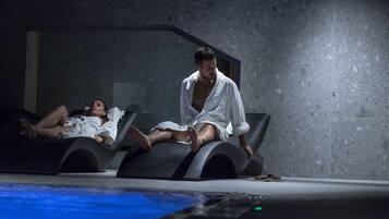 Un spa moderno con dos sillones reclinables y una piscina.