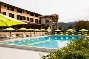 Piscine extérieure, parasols de plage, chaises longues