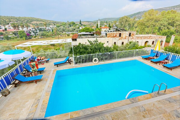 Piscine extérieure, parasols de plage, chaises longues