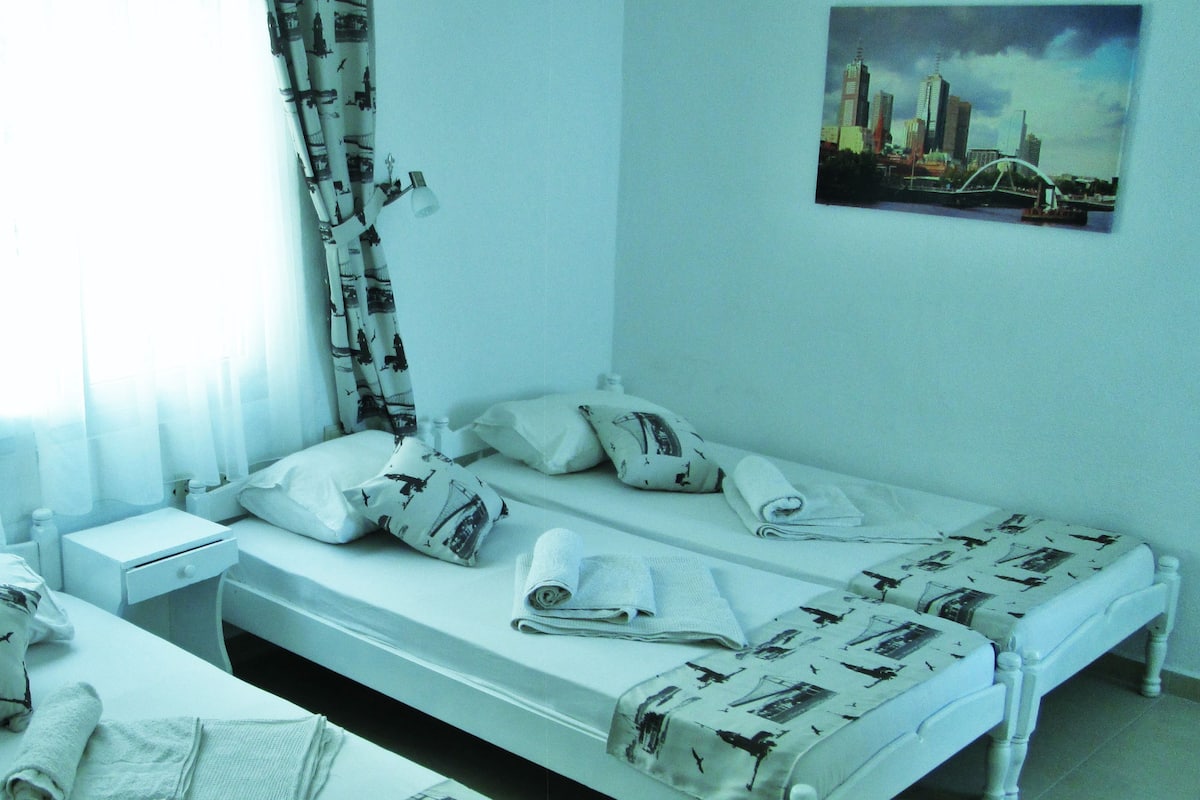 Chambre Triple | Surmatelas, coffres-forts dans les chambres, lits bébé (en supplément)