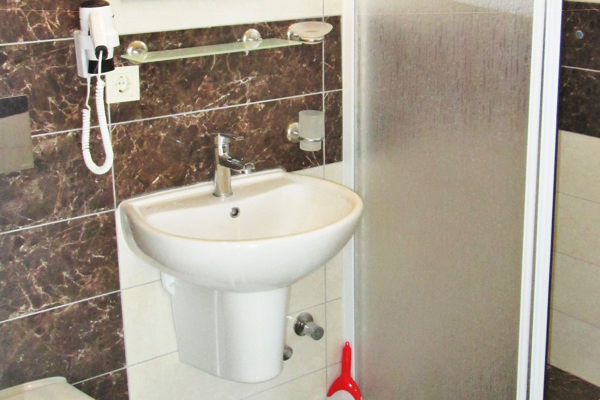 Kamar Triple | Kamar mandi | Shower dan handuk