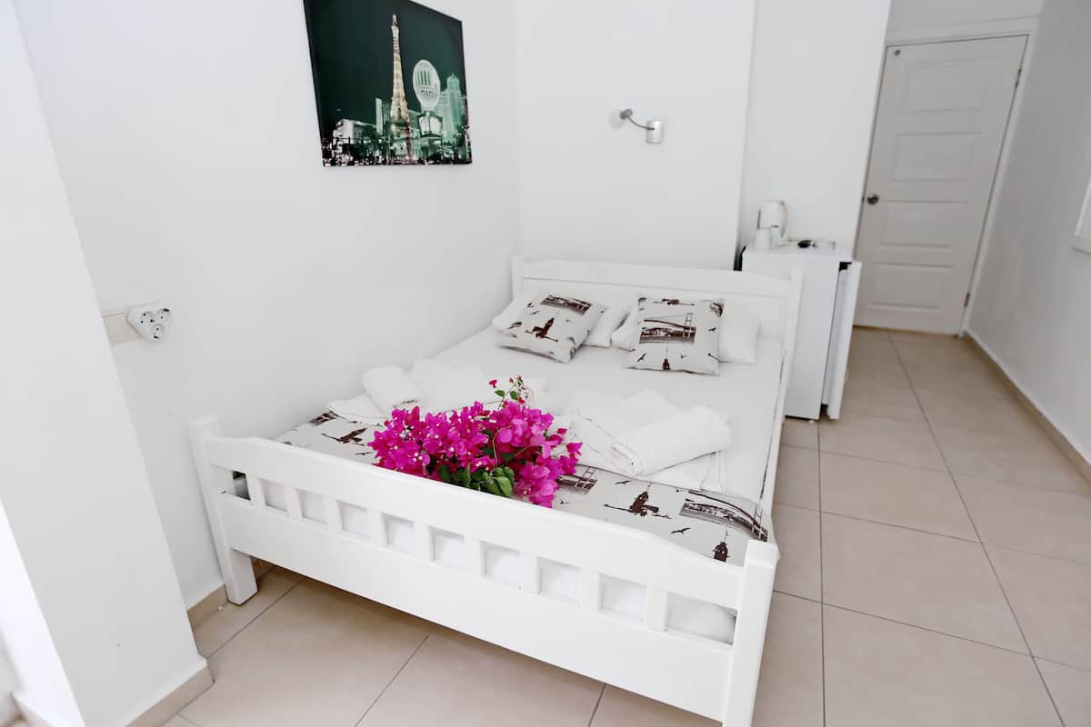 Kamar Double | Bantalan ekstra lembut, brankas, dan tempat tidur bayi (biaya tambahan)