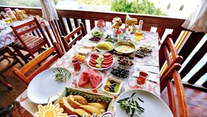 Café da manhã com buffet grátis todos os dias