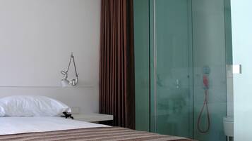 Double Room | Bathroom | Shower, free toiletries, hair dryer, towels