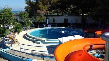 4 piscinas al aire libre, sombrillas, sillones reclinables de piscina