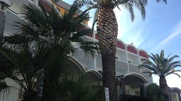 Vista frontal de la propiedad