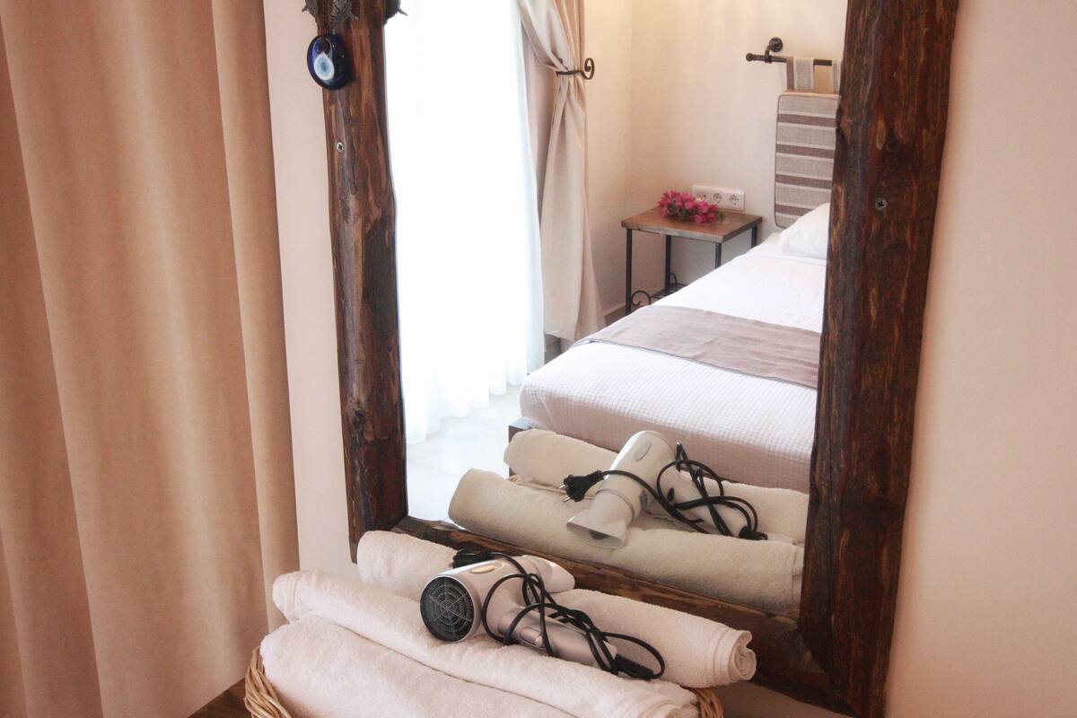 single room | premium bedding, in-room safe, desk, iron/ironing board