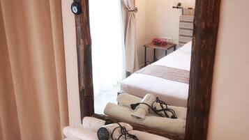 Chambre Simple | Literie de qualité supérieure, coffres-forts dans les chambres, bureau