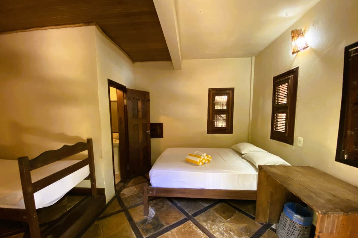 Quarto quádruplo standard | Frigobar, cofres nos quartos, escrivaninha
