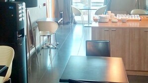 A hotel room with a dining area, a kitchen island, and a TV. - Hotel Vila de Premià (Premia de Mar)