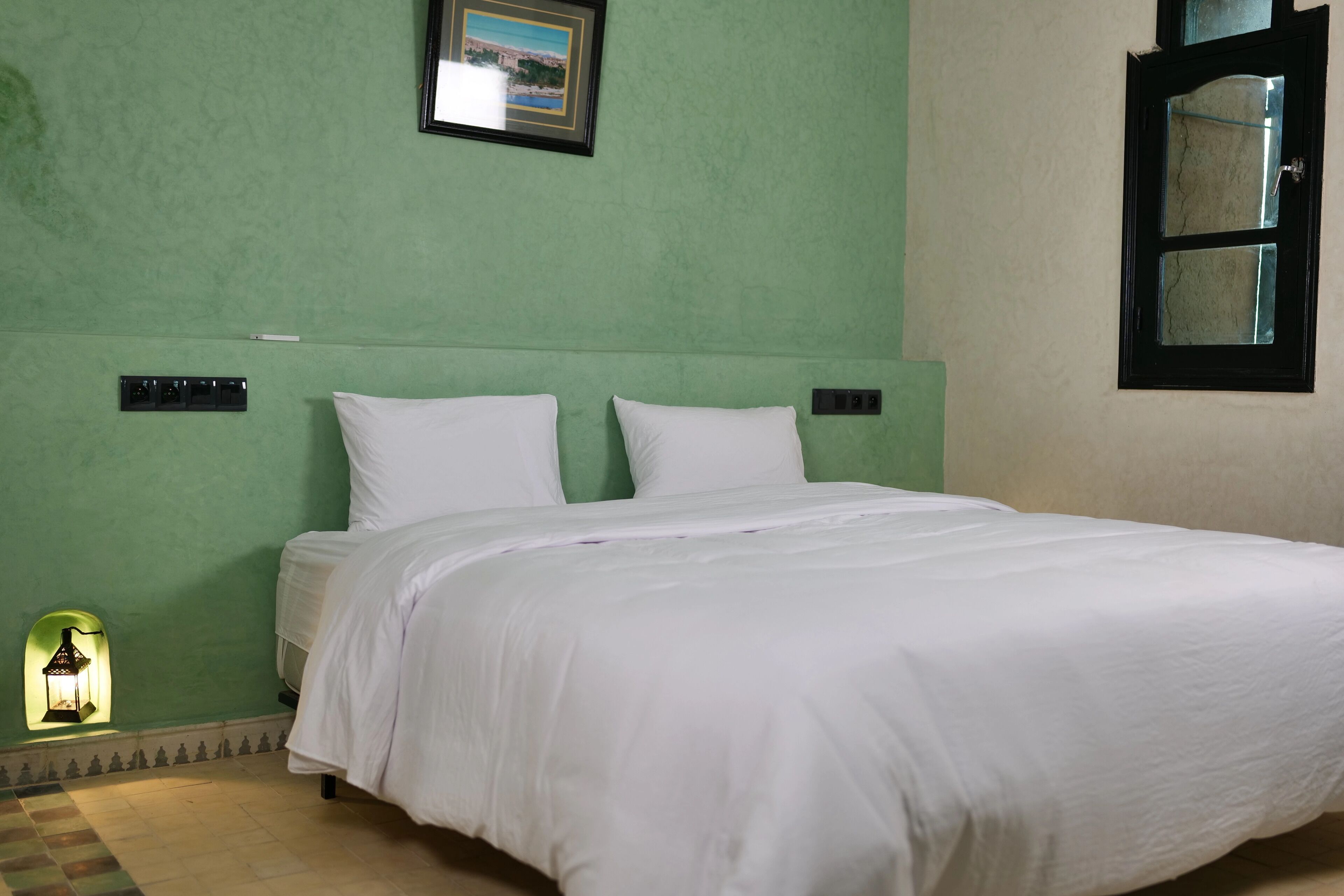 Tweepersoonskamer | Luxe beddengoed, een bureau, geluiddichte muren