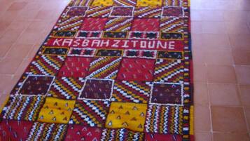 Ein farbenfroher, gemusterter Teppich mit dem Aufdruck 'KASBAH ZITOUNE'.