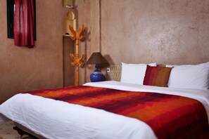 Ropa de cama de alta calidad, escritorio y sistema de insonorización 