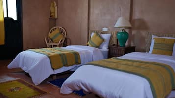 Quarto quádruplo família | Roupas de cama premium, escrivaninha, quartos à prova de som