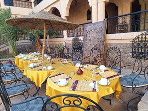 Desayuno con opciones de la cocina local incluido todos los días 