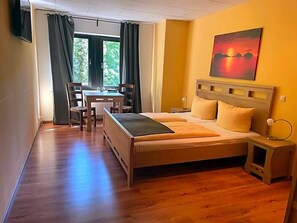 A room with a bed, bedside table, and a painting on the wall. - Rabenstein (Raben Steinfeld)