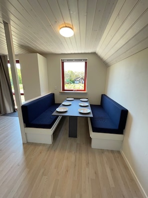 Cottage, (excl. linen) Private Bathroom - 6 people | Makan dalam bilik