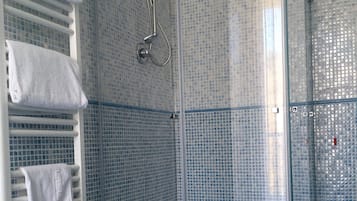 Apartamento | Baño | Artículos de higiene personal gratuitos, secador de pelo y albornoces